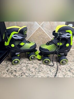 SULIFEEL Kids Roller Skates Adjustable Size S EU 28-32 US 11C-1Y LED Light Up